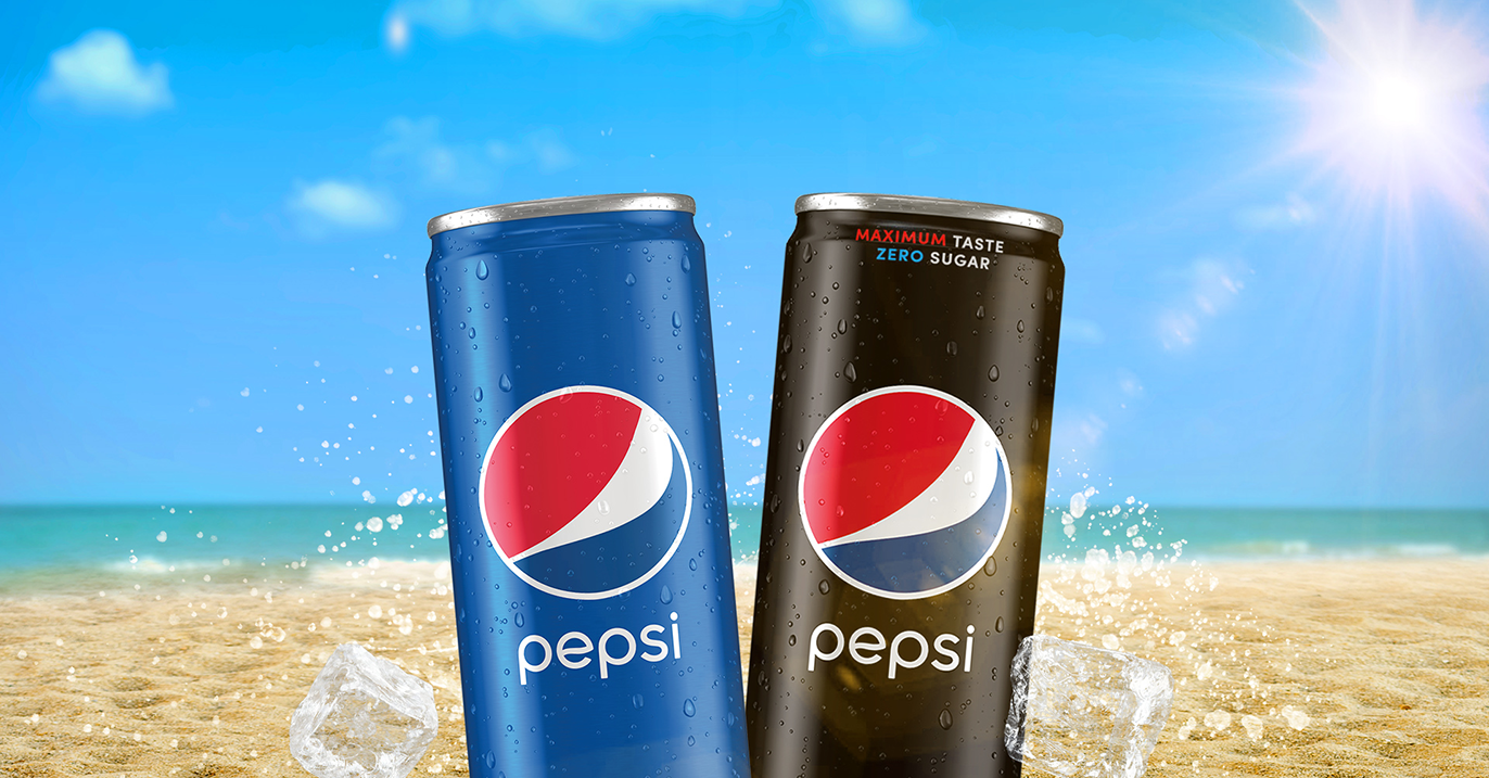 Dwie puszki Pepsi na plaży – tło do informacji o kampanii digitalowej K2 Create dla Pepsi